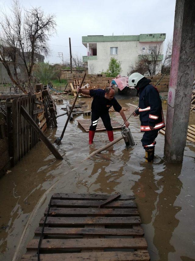 Dere yatağı taştı, mahalle sular altında kaldı