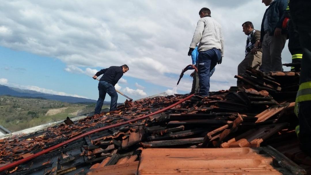 &Ccedil;atıda başlayan yangın b&uuml;y&uuml;meden s&ouml;nd&uuml;r&uuml;ld&uuml;