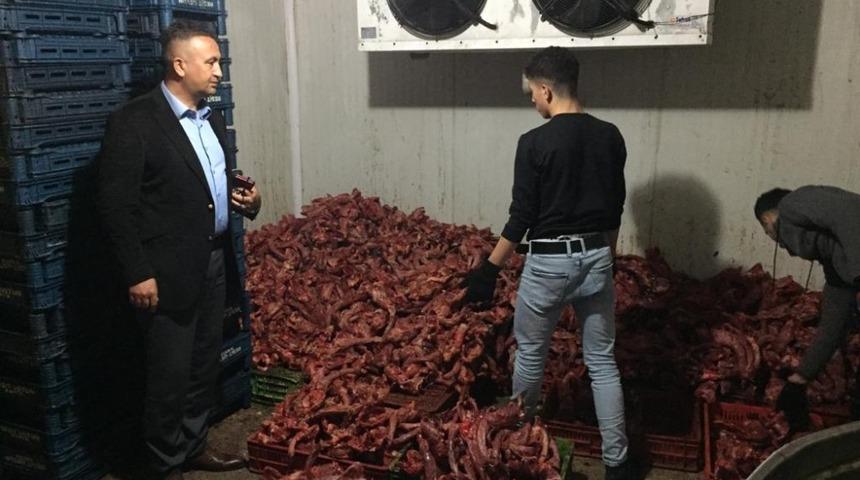 Mersin’de 1 ton kaçak kesilmiş tavuk eti ele geçirildi