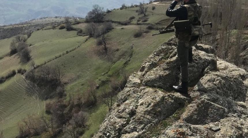 Jandarmada dağı, taşı aradı