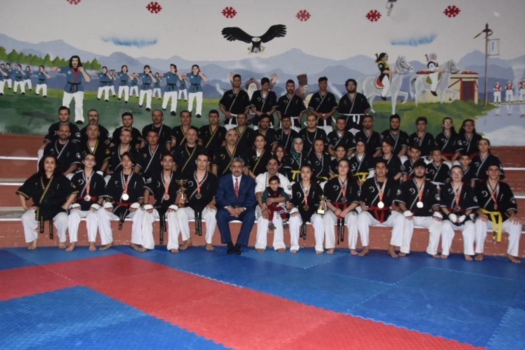 Başkan Alıcık, sporculara &ouml;d&uuml;llerini verdi