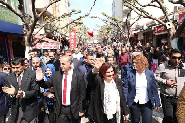 Özlem Çeçrioğlu’ndan İncirliova pazarına ziyaret