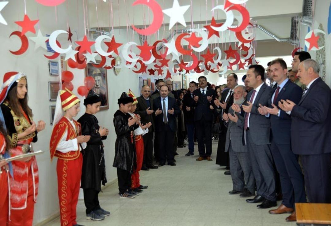 Vali Şent&uuml;rk, &ldquo;K&uuml;t&uuml;phane ve Robotik Sınıf&rdquo; a&ccedil;ılışına katıldı