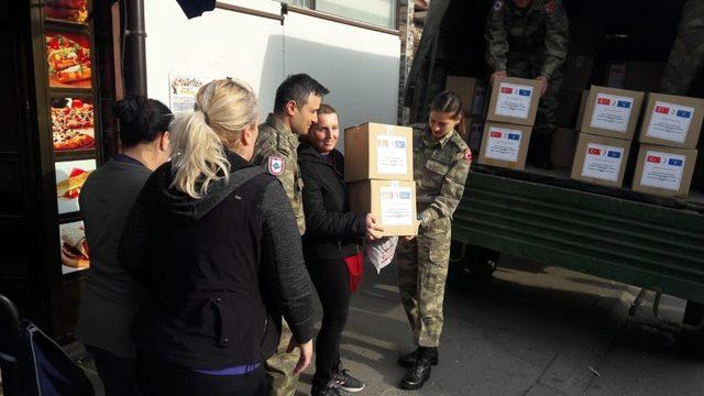 Mehmetçik Kosova’da yardıma muhtaç ailelere kucak açtı