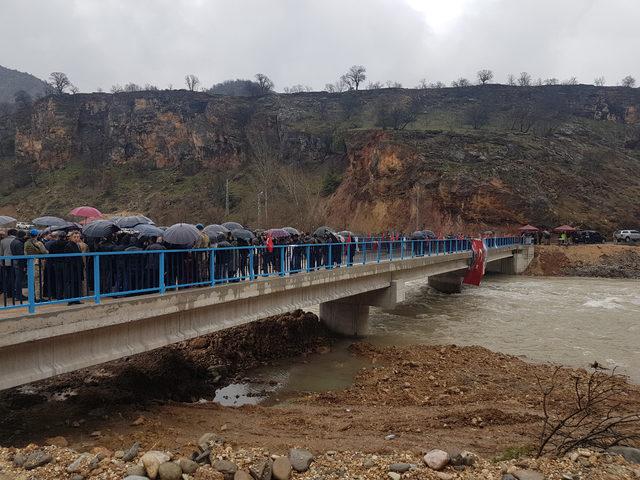 Yolu kısaltan köprünün açılışını halayla kutladılar