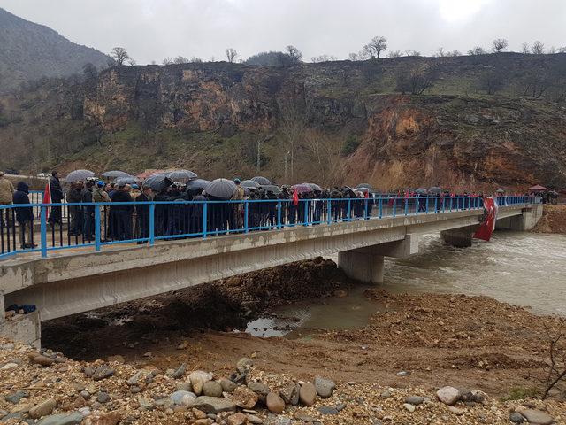 Yolu kısaltan köprünün açılışını halayla kutladılar