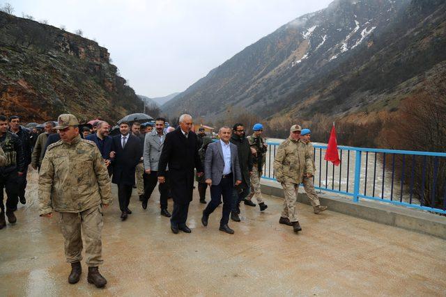 Yolu kısaltan köprünün açılışını halayla kutladılar