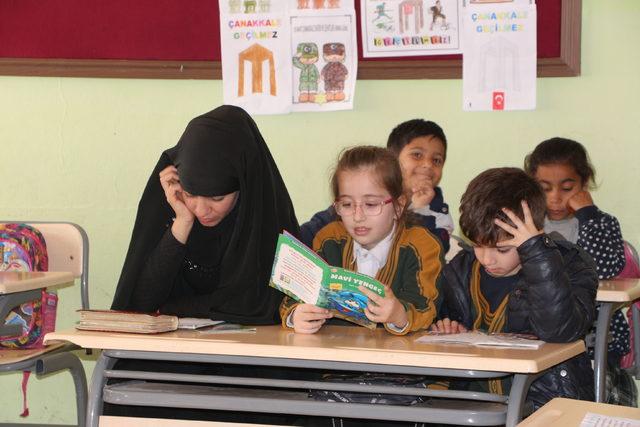Silopi'de veliler, çocuklarıyla sınıfta kitap okuyor