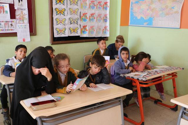 Silopi'de veliler, çocuklarıyla sınıfta kitap okuyor