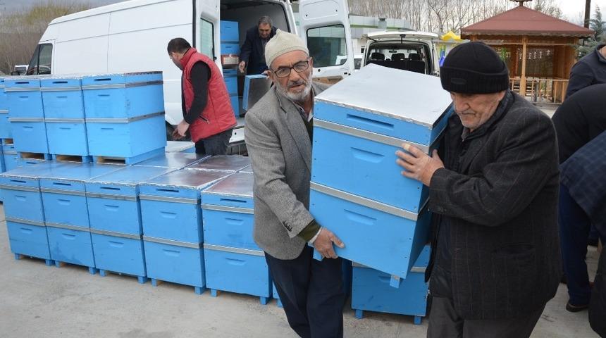 Niksar&rsquo;da arıcılara 240 adet kovan dağıtıldı