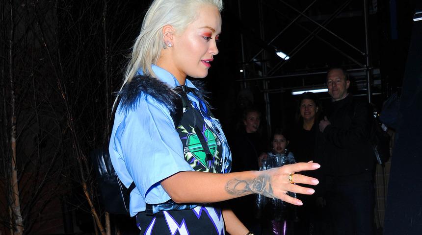 Rita Ora'nın elbisesi alay konusu oldu!