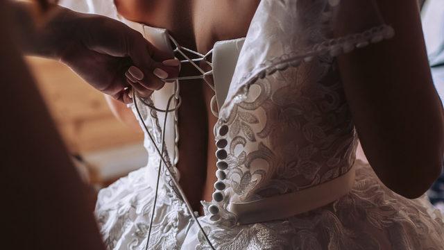 Şaşkına çeviren nedime kontrol listesi! 'Ya askısız sütyen giyin ya da hiç giymeyin'