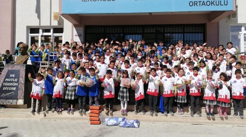 B&uuml;y&uuml;kşehir&rsquo;den &ouml;ğrencilere 6 bin spor malzemesi yardımı