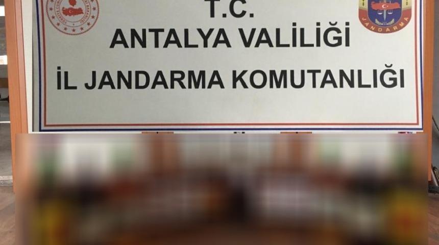 Korkuteli&rsquo;nde ka&ccedil;ak i&ccedil;ki ve eşofman ele ge&ccedil;irildi