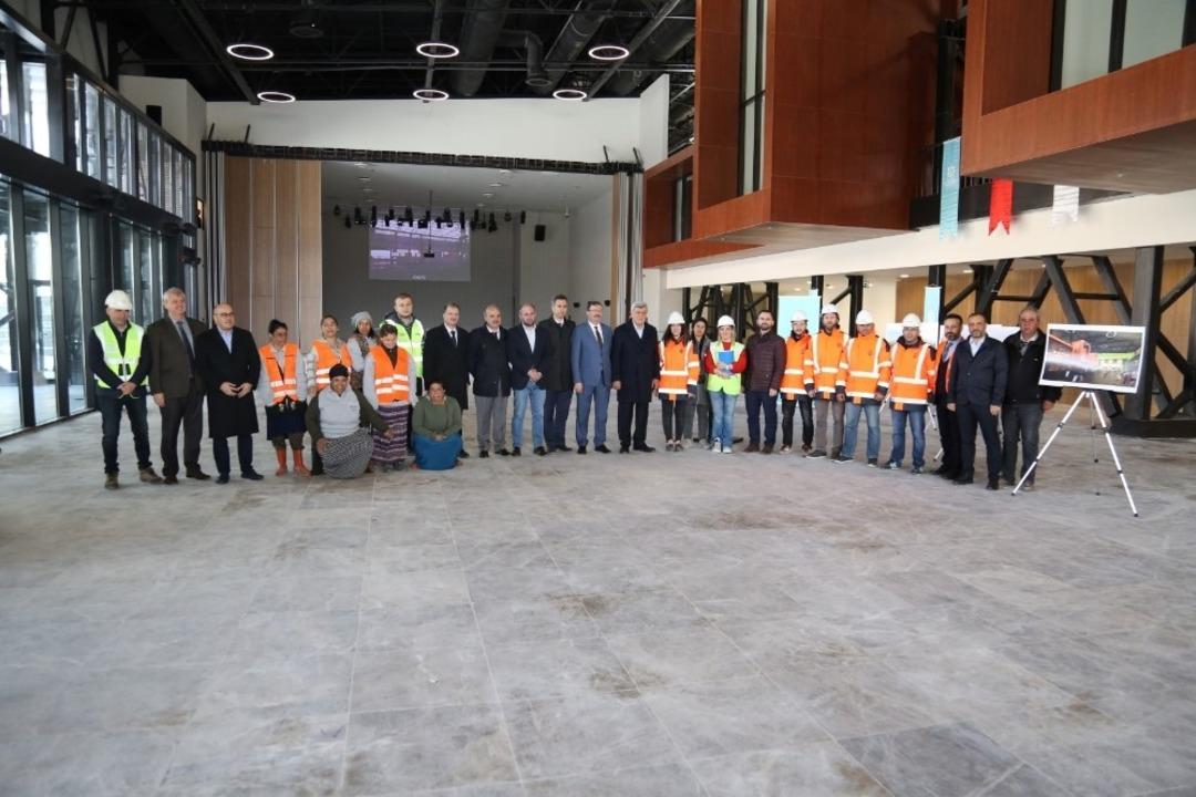 Karaosmanoğlu,  Kocaeli Kongre Merkezi&rsquo;ni inceledi