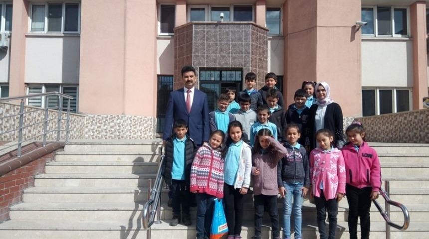 &Ouml;ğrenciler, Huzurevini ziyaret ederek &rsquo;yaşlılar haftalasını&rsquo; kutladılar