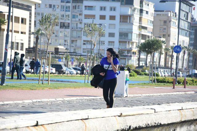 İzmir’de şiddetli rüzgar hayatı olumsuz etkiledi
