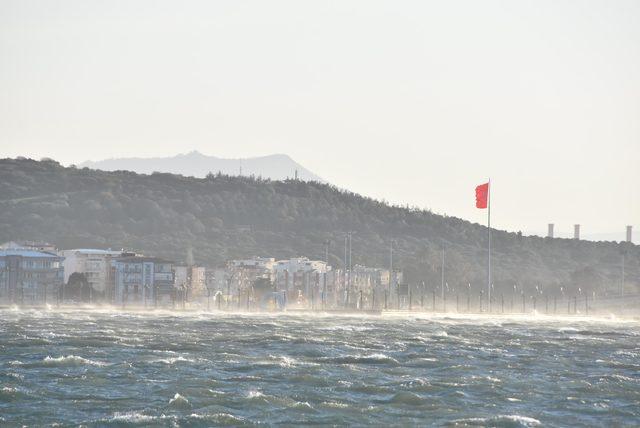 İzmir'de şiddetli rüzgar hayatı olumsuz etkiledi (2)