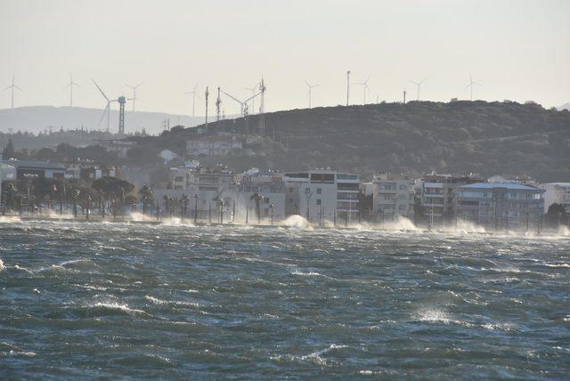 İzmir'de şiddetli rüzgar hayatı olumsuz etkiledi (2)