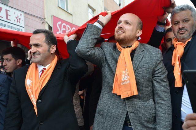 Bilal Erdoğan ve Haydar Ali Yıldız Beyoğlu'nda bayrak yürüyüşüne katıldı