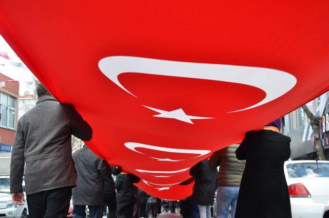 Bilal Erdoğan ve Haydar Ali Yıldız Beyoğlu'nda bayrak yürüyüşüne katıldı