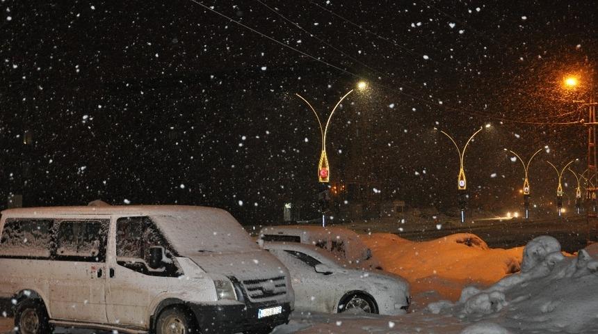 Y&uuml;ksekova beyaza b&uuml;r&uuml;nd&uuml;