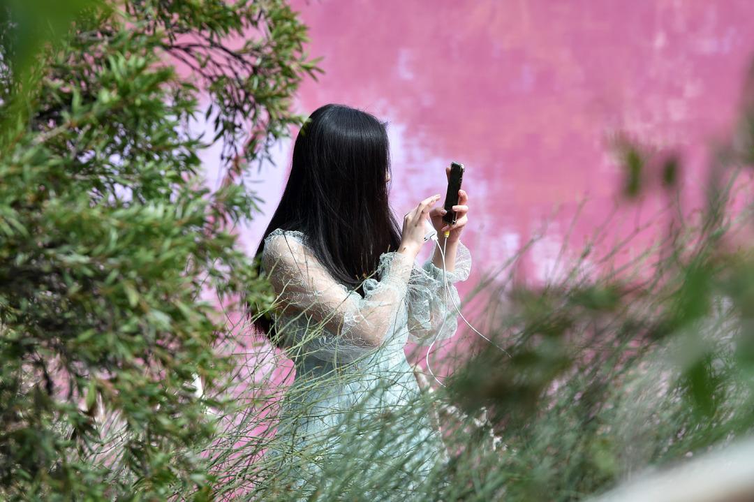 Avustralya'da bir g&ouml;l pembe renge b&uuml;r&uuml;nd&uuml;