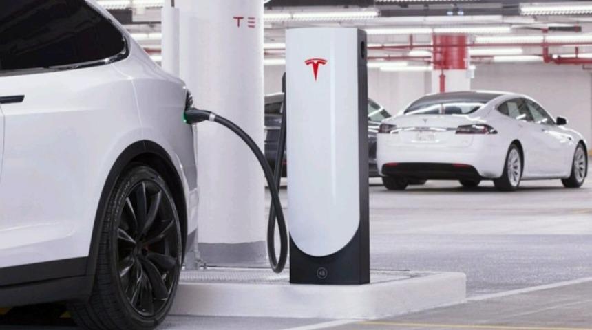 Tesla ara&ccedil;ları, birbirlerini şarj edebilecek