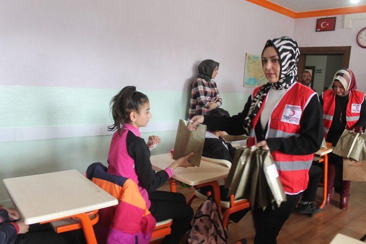 Kızılay, Tosya’da öğrencilere diş fırçası ve macun dağıttı G3