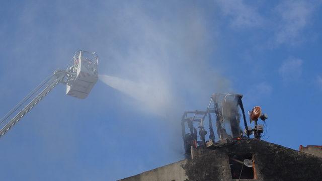 Sultangazi'de çatıdaki baz istasyonu alev alev yandı