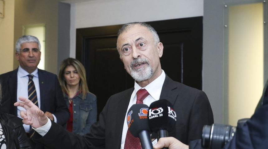 Koleksiyoner Yılmaz, 25 yıldır biriktirdiği resimlerle sergi a&ccedil;tı