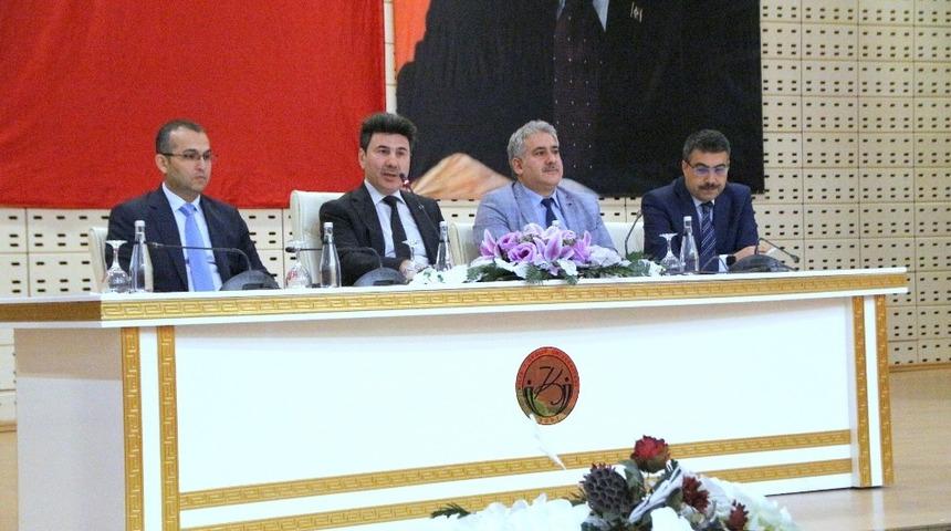 Rekt&ouml;r Karacoşkun İdari Personelle Bir Araya Geldi