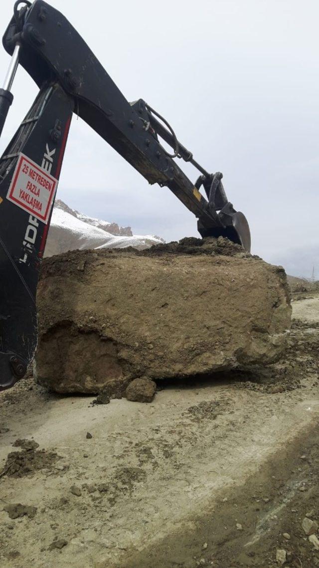 Yüksekova’da heyelan sonucu yola kaya parçaları düştü