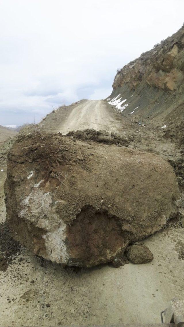 Yüksekova’da heyelan sonucu yola kaya parçaları düştü