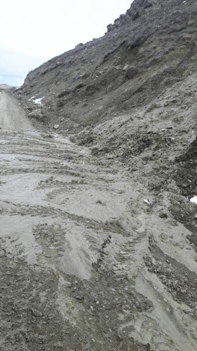 Yüksekova’da heyelan sonucu yola kaya parçaları düştü