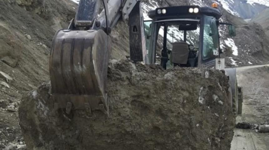 Yüksekova’da heyelan sonucu yola kaya parçaları düştü