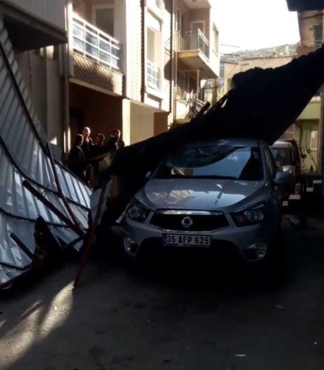 İzmir’de şiddetli fırtına: Çatılar uçtu, ağaçlar devrildi