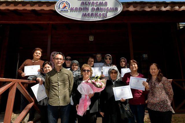 Muratpaşa’da kadınlar için okuma yazma kursu