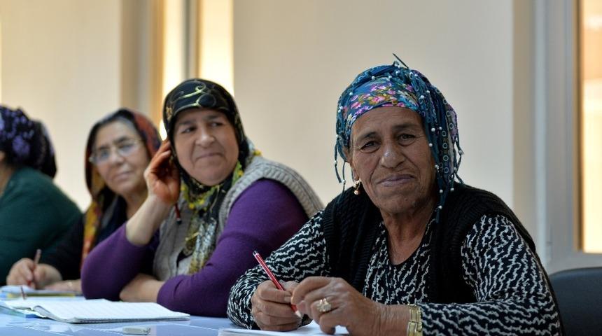 Muratpaşa&rsquo;da kadınlar i&ccedil;in okuma yazma kursu