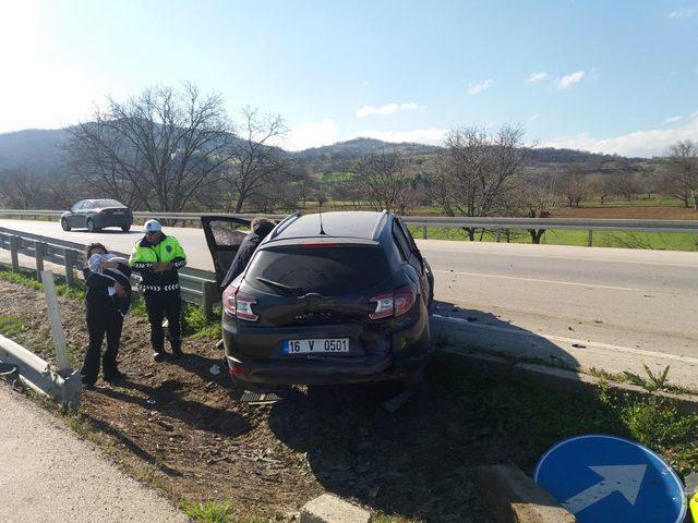 Otomobil ile kamyonet çarpıştı: 1'i bebek, 4 yaralı 