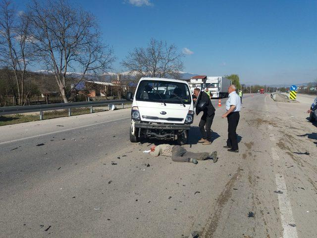 Otomobil ile kamyonet çarpıştı: 1'i bebek, 4 yaralı 