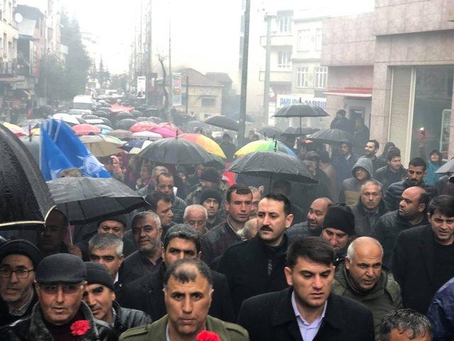 AK Partililer sağanak yağmur altında zafer yürüyüşü
