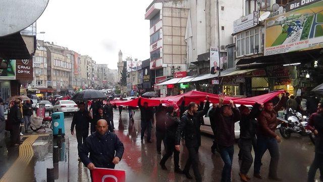 AK Partililer sağanak yağmur altında zafer yürüyüşü