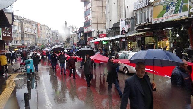 AK Partililer sağanak yağmur altında zafer yürüyüşü