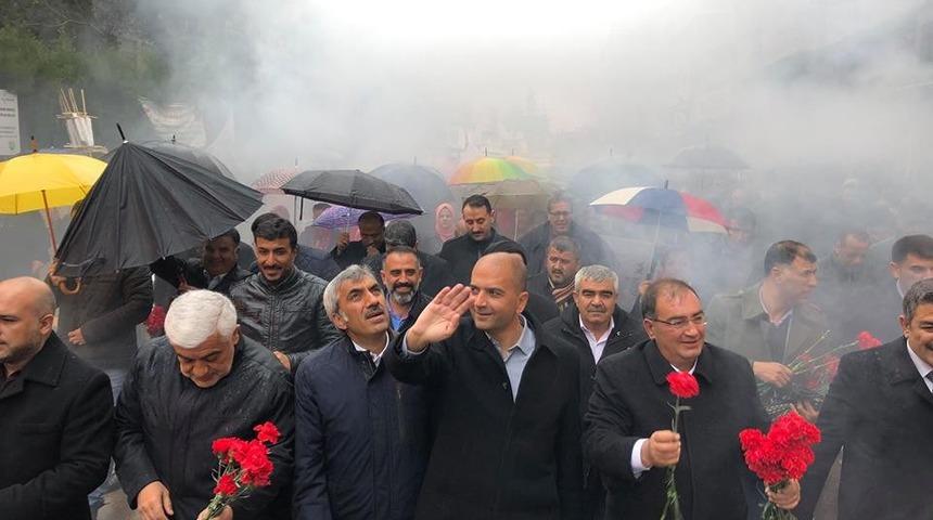 AK Partililer sağanak yağmur altında zafer y&uuml;r&uuml;y&uuml;ş&uuml;