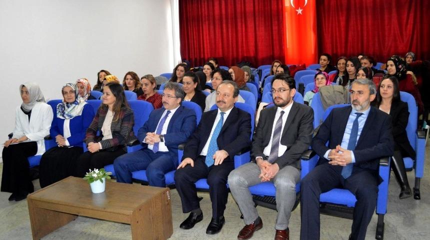 Sağlık Tesislerinde &Ccedil;alışan Ebelere &ldquo;Doğuma G&uuml;ncel Yaklaşım Eğitimi&rdquo; verildi