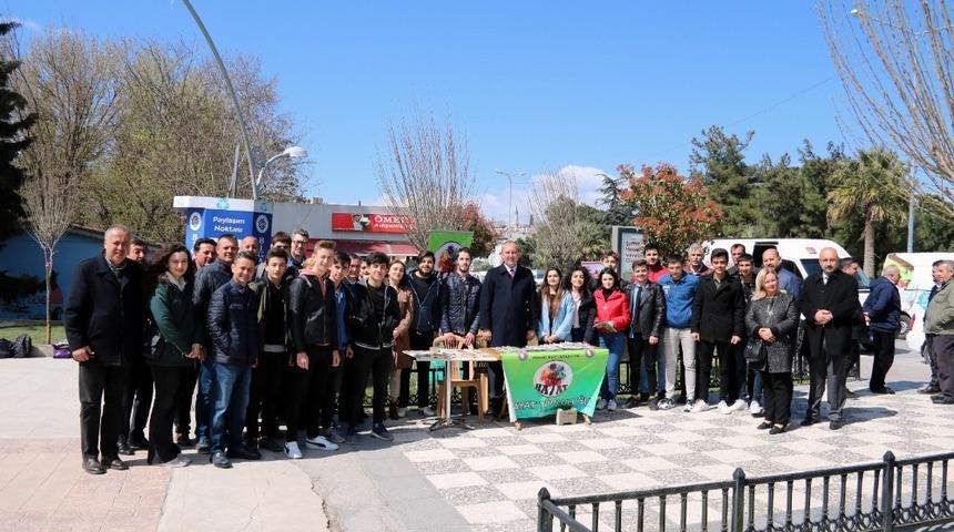 Biga&rsquo;da &uuml;niversite &ouml;ğrencilerinden  kitap bağışı kampanyası