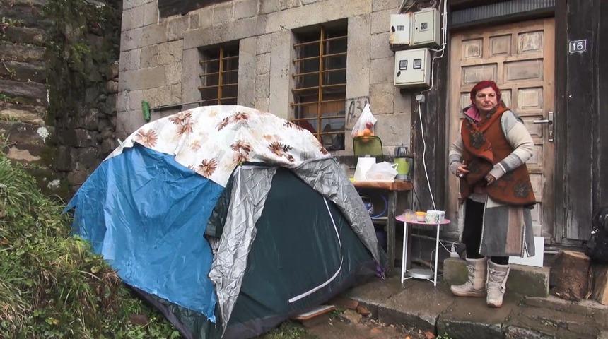 Paylaşılamayan 182 yıllık konağın &ouml;n&uuml;ne kurduğu &ccedil;adırda yaşıyor