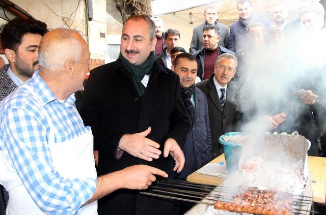 Adalet Bakanı Gül, kebapçıda ocağın başına geçti