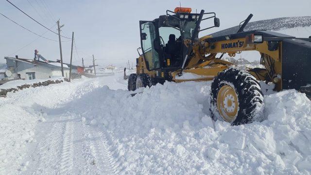 Ardahan’da İl Özel İdare ekipleri kapalı köy yolları için seferber oldu